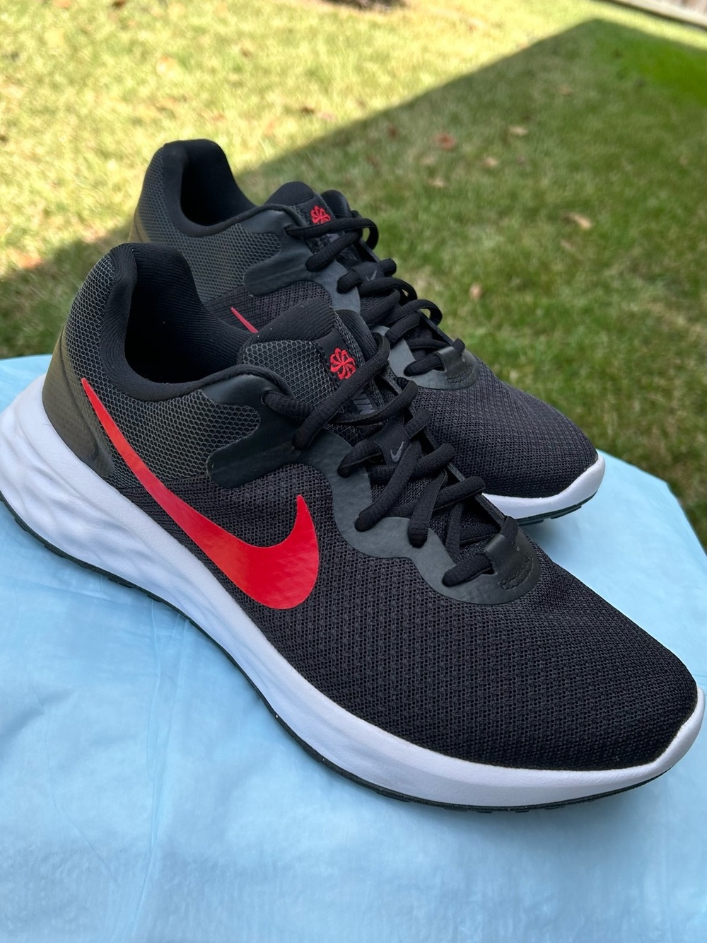 Nike Revolution 6 Running Shoes Black Red Men’s Size 7